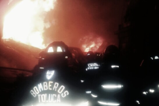 Apoyan Bomberos de Toluca a sofocar incendio en el municipio de San Mateo Atenco