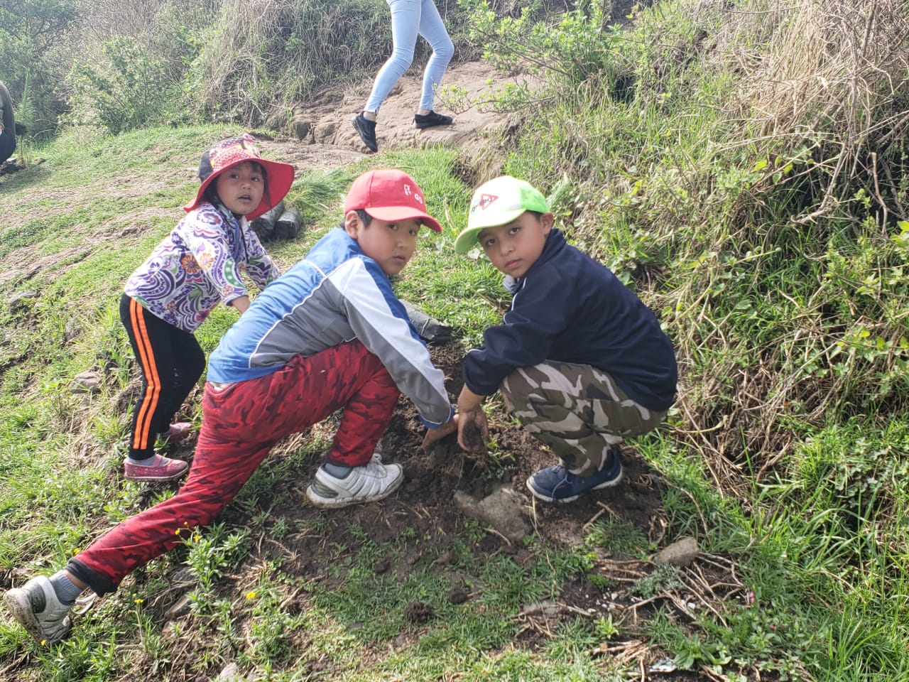 Calixtlahuaca se llena de vida con campaña de reforestación Juntos por una Capital Verde