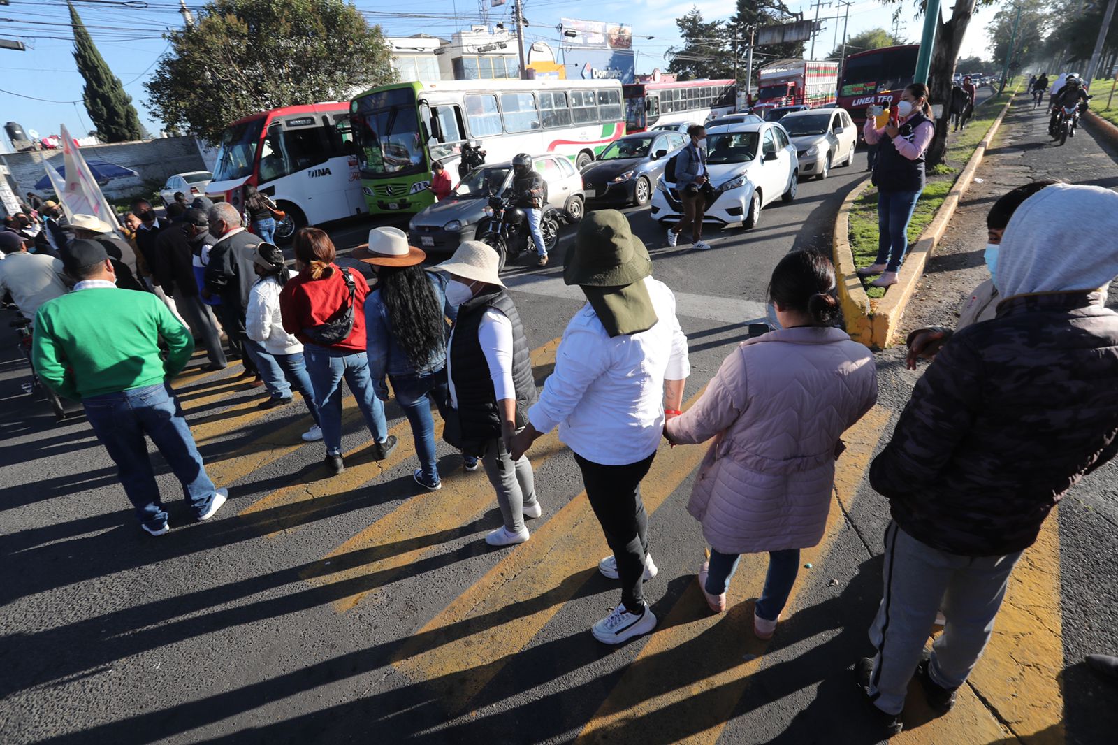 Bloquean avenidas en Toluca, exigen repavimentación en las calles