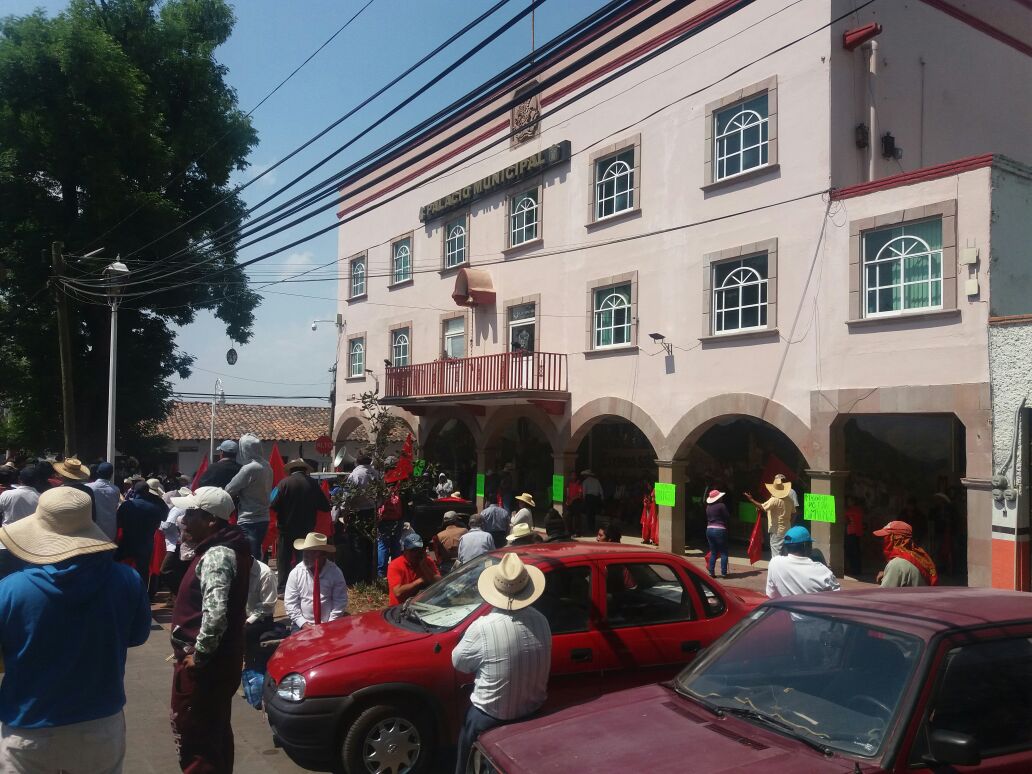 Bloquean antorchistas palacio municipal de Acambay