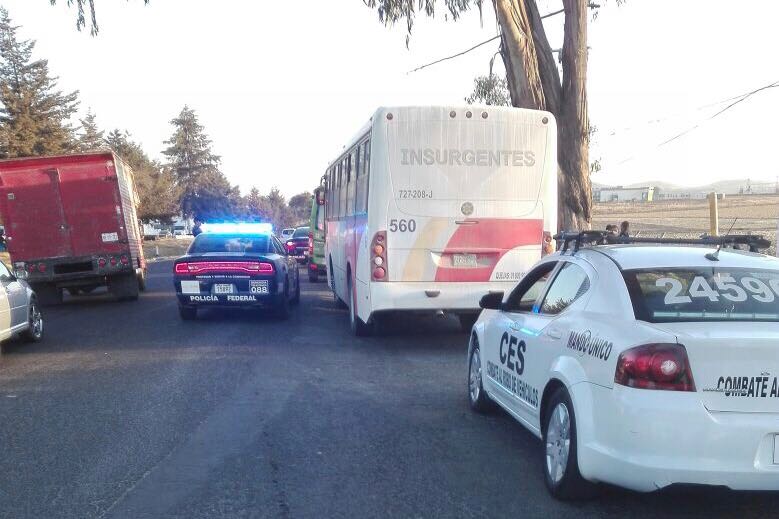 Detienen a tres ladrones en la Toluca Atlacomulco, los policías iban encubiertos en la unidad.