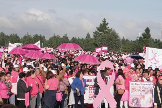 Realizan caminata para concientizar acerca del cáncer de mama