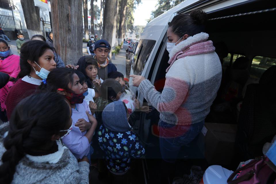 Cumple una manda entregando recursos y amor a quienes no los tienen.