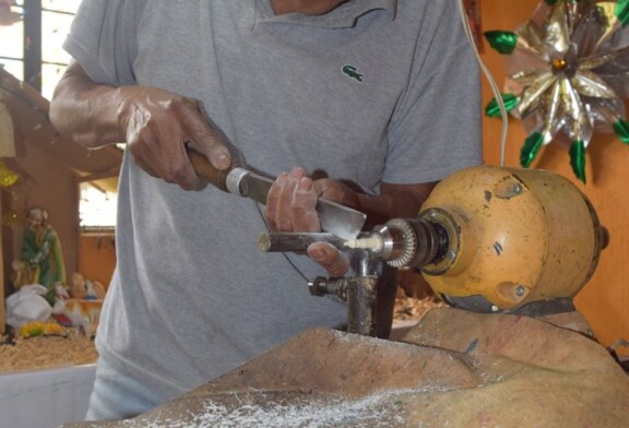 Transforma mexiquense el hueso de res y cuerno de toro en artesanías