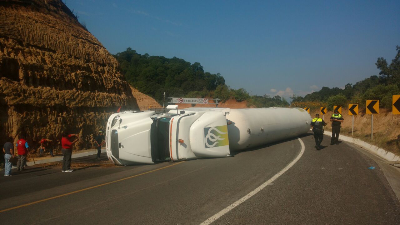 Vuelca pipa de gas en la carretera a Zitácuaro