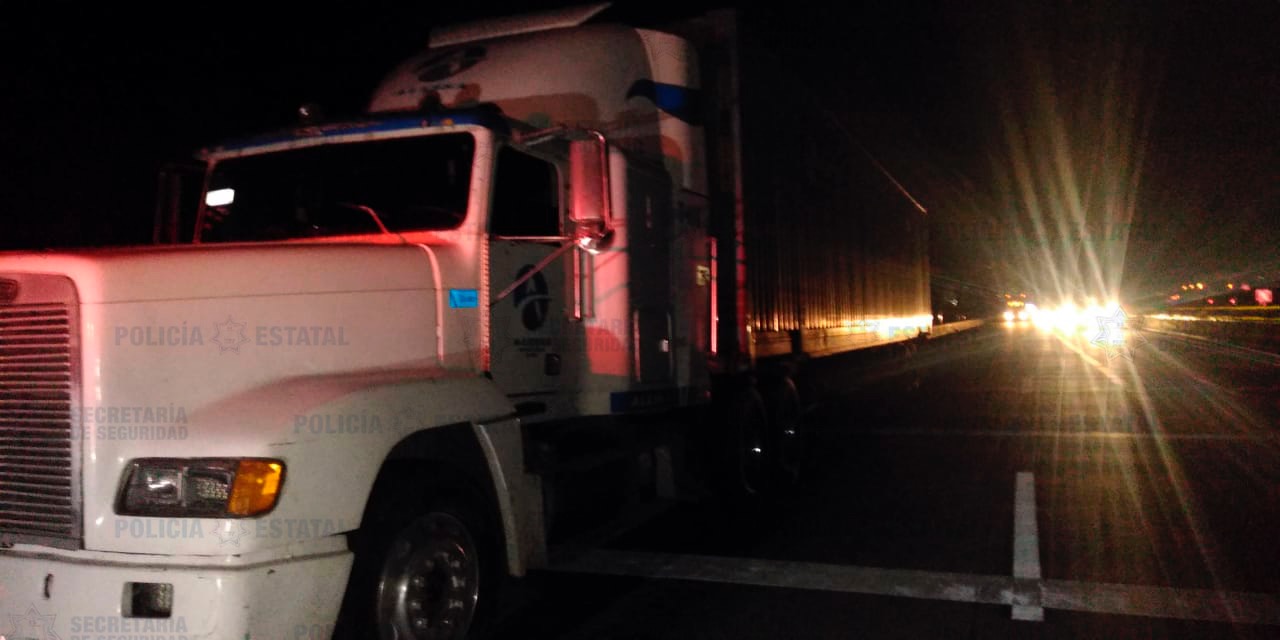 Policías estatales recuperan un camión de carga con reporte de robo