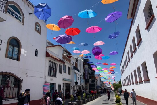 Se “vuelan” sombrillas en corredor turístico de Atlacomulco.