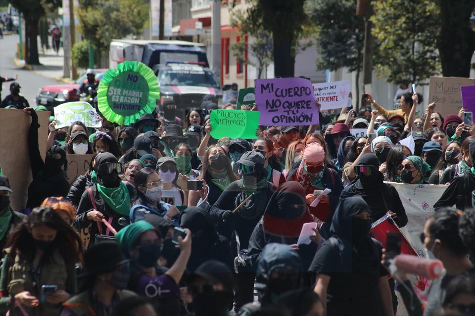 Feministas marchan en Toluca por la legalización del aborto
