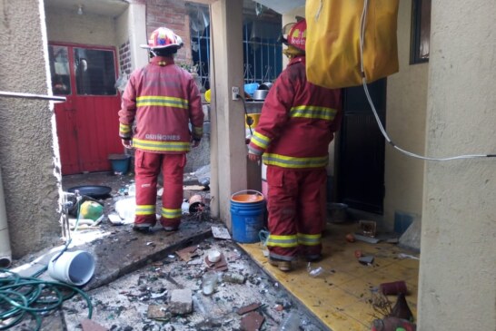 Reportan una persona lesionada tras explosión al interior de un domicilio en Tultepec