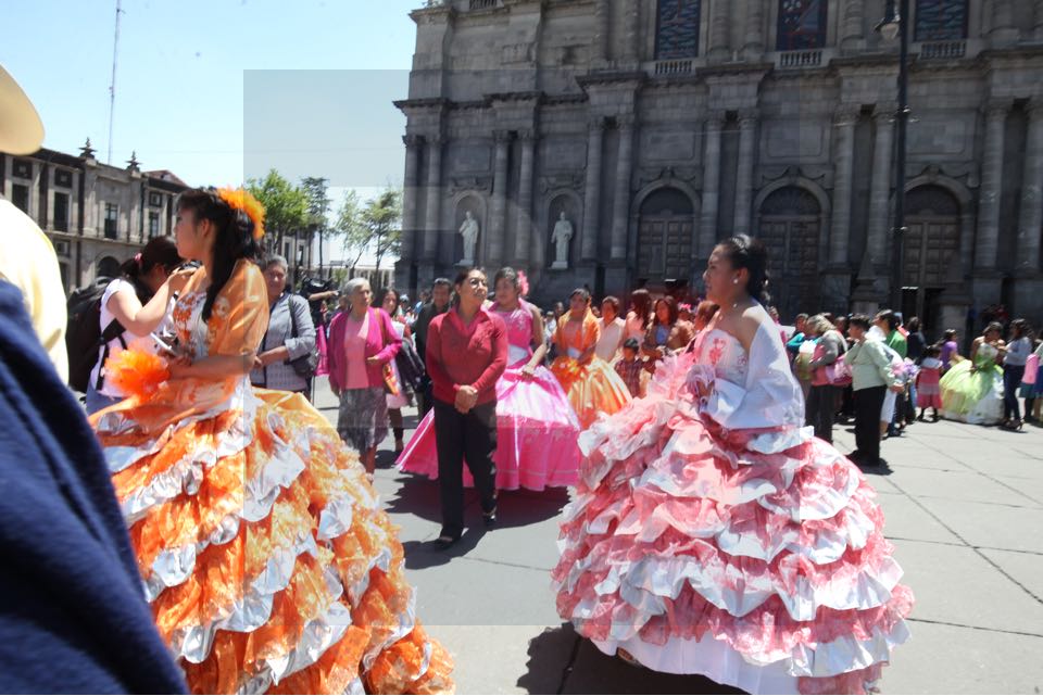 Festeja Toluca a 108 quinceañeras con fiesta y todo.