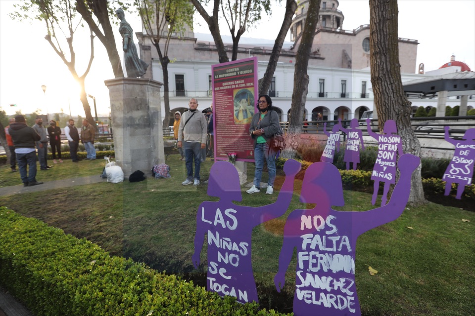 Reubican memoriales de víctimas de feminicidio en Toluca por remodelación de la Plaza de los Mártires.