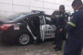 Policías detienen a mujer al  intentar huir después de un robo