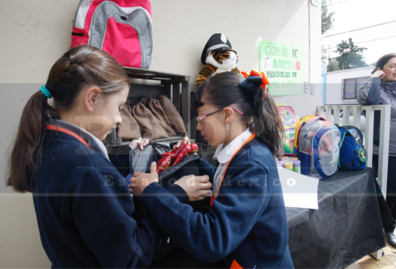 Colectan mochilas para niños damnificados por el sismo