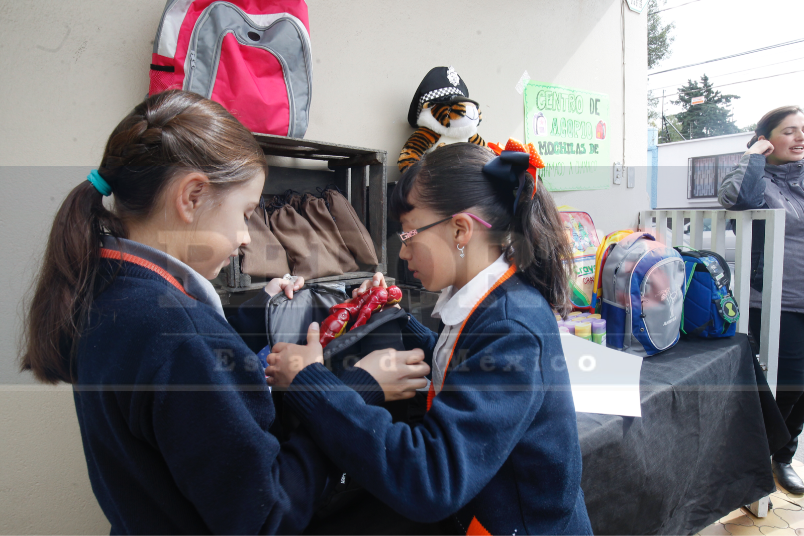 Colectan mochilas para niños damnificados por el sismo