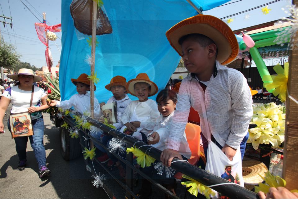 Se lleva a cabo el paseo de la agricultura en Metepec