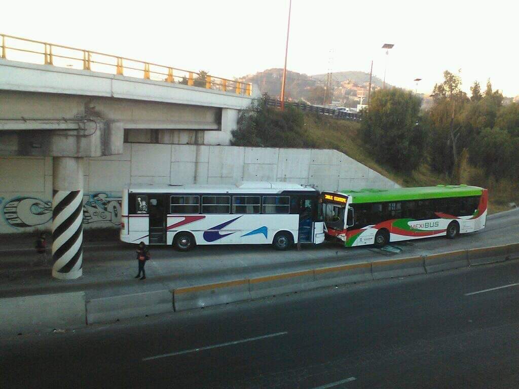 Impacta autobús a unidad del mexibús en Tlalnepantla