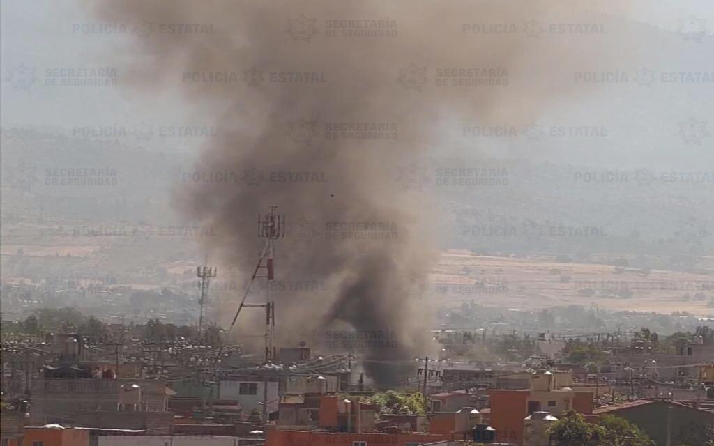 Policías y bomberos atienden incendio en pipa de gas LP.