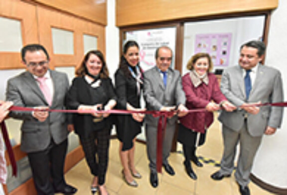 Inauguran Maurilio Hernández y Eva pareja la sala de lactancia del OSFEM