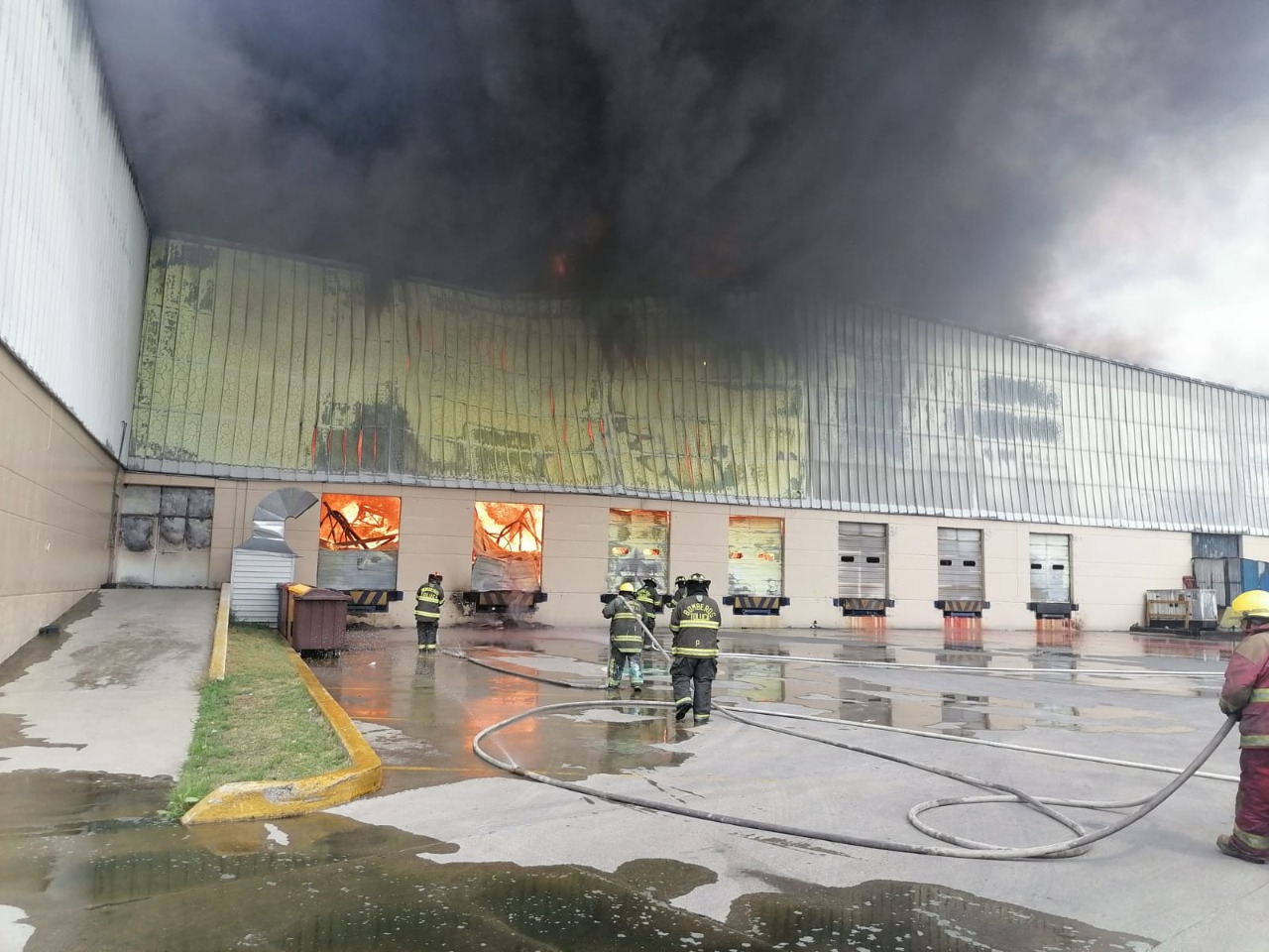 Controlan incendio en parque industrial en Lerma
