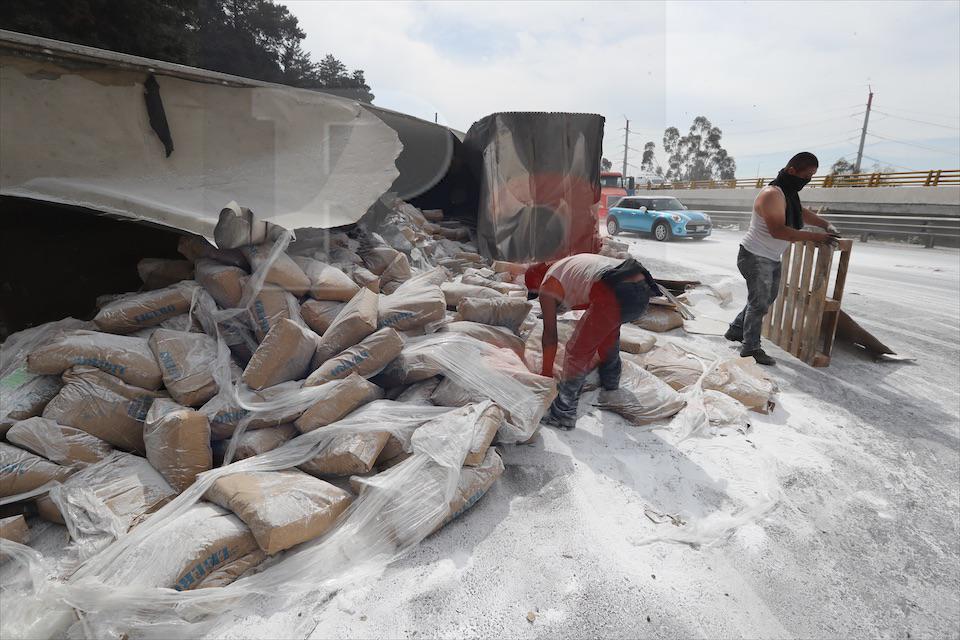 Tráiler sin frenos ocasiona severo accidente en la México Toluca