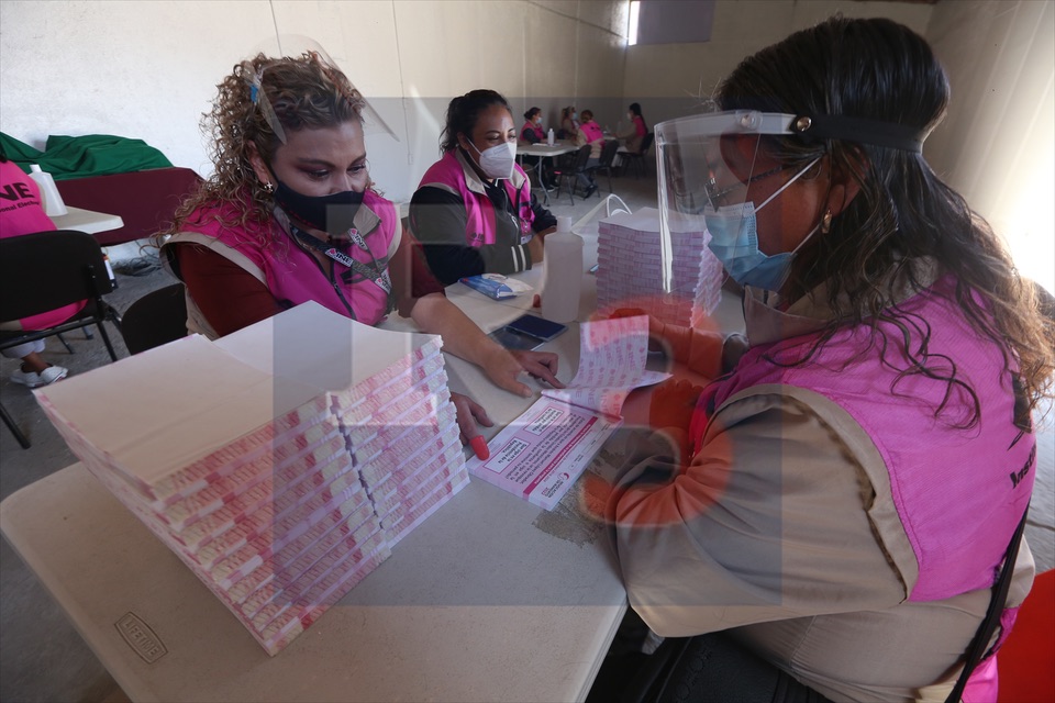 Legan a las juntas distritales boletas para el ejercicio de revocación de mandato