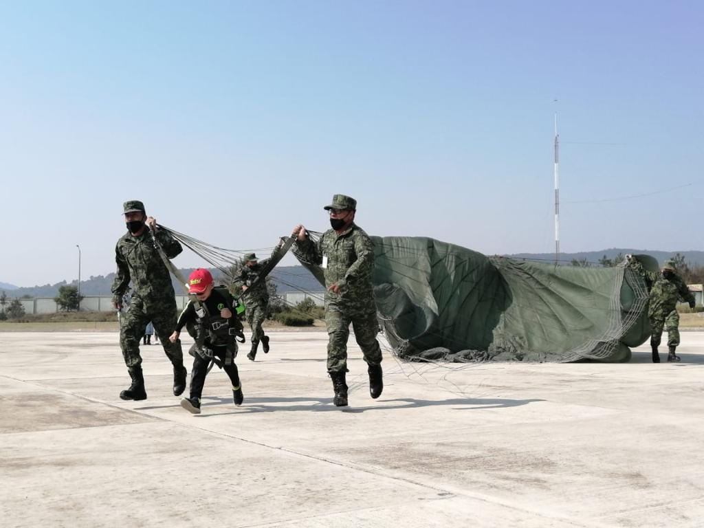 Visitan familias las instalaciones de la 22 zona militar