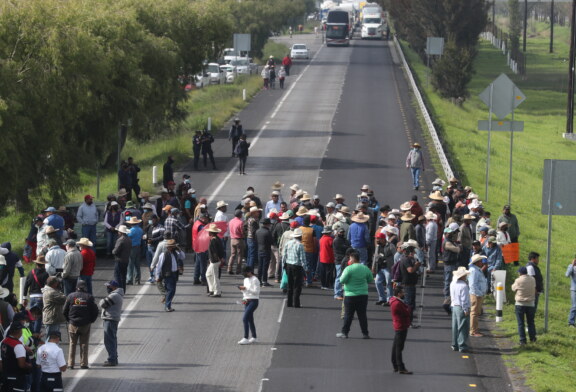 Exigen cierre de empresa Bionatur con bloqueo de la autopista Toluca Atlacomulco