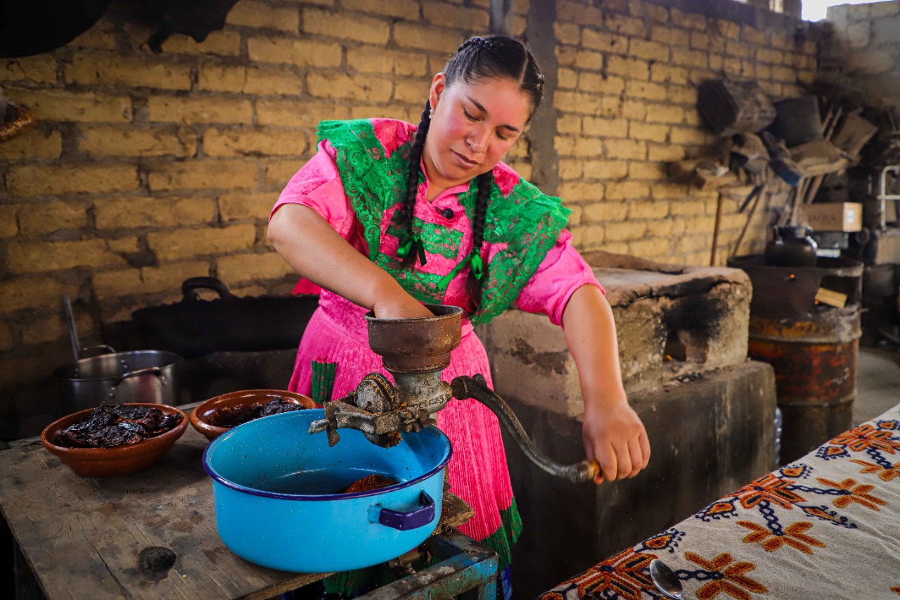 Comparten receta del mole tradicional mazahua
