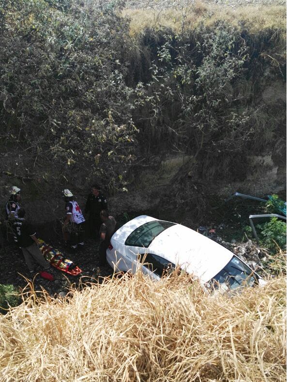Cae al rio Las Jaras un vehículo conducido por una mujer