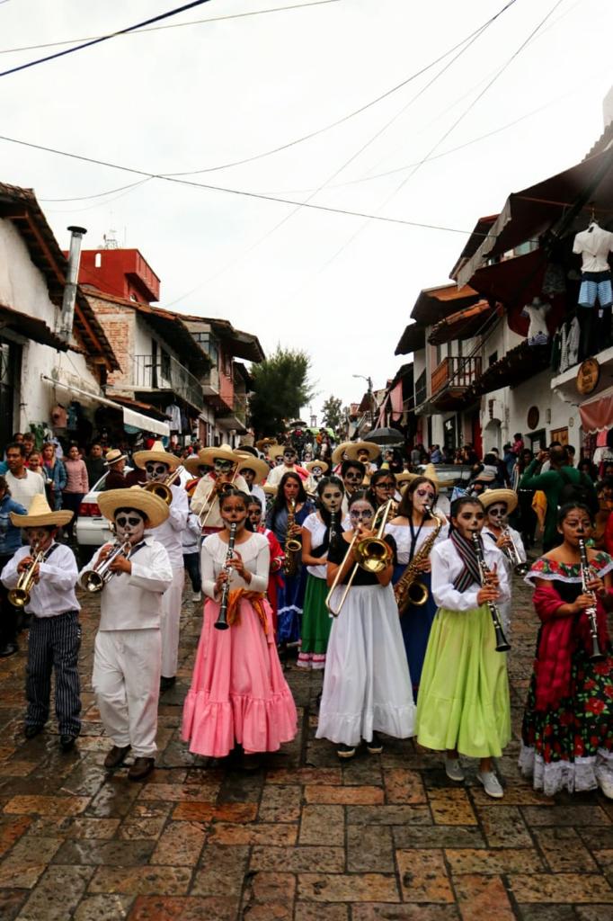 Llena “comparsa de las almas» de magia, misticismo, música y color las calles de Valle de Bravo