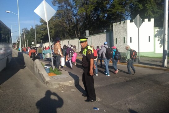 Migrantes de la caravana «pueblos sin fronteras» salen de la caseta de cobro de Tepotzotlán hacia Querétaro