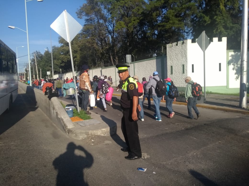 Migrantes de la caravana «pueblos sin fronteras» salen de la caseta de cobro de Tepotzotlán hacia Querétaro