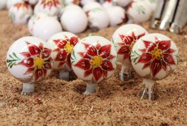 Brindan manos artesanas mexiquenses esferas para esta época decembrina