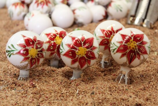 Brindan manos artesanas mexiquenses esferas para esta época decembrina