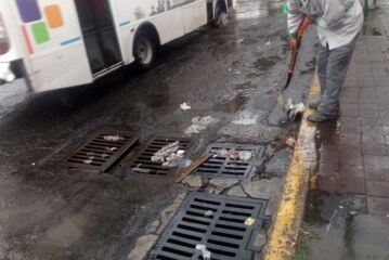 En Toluca realizan limpieza de coladeras