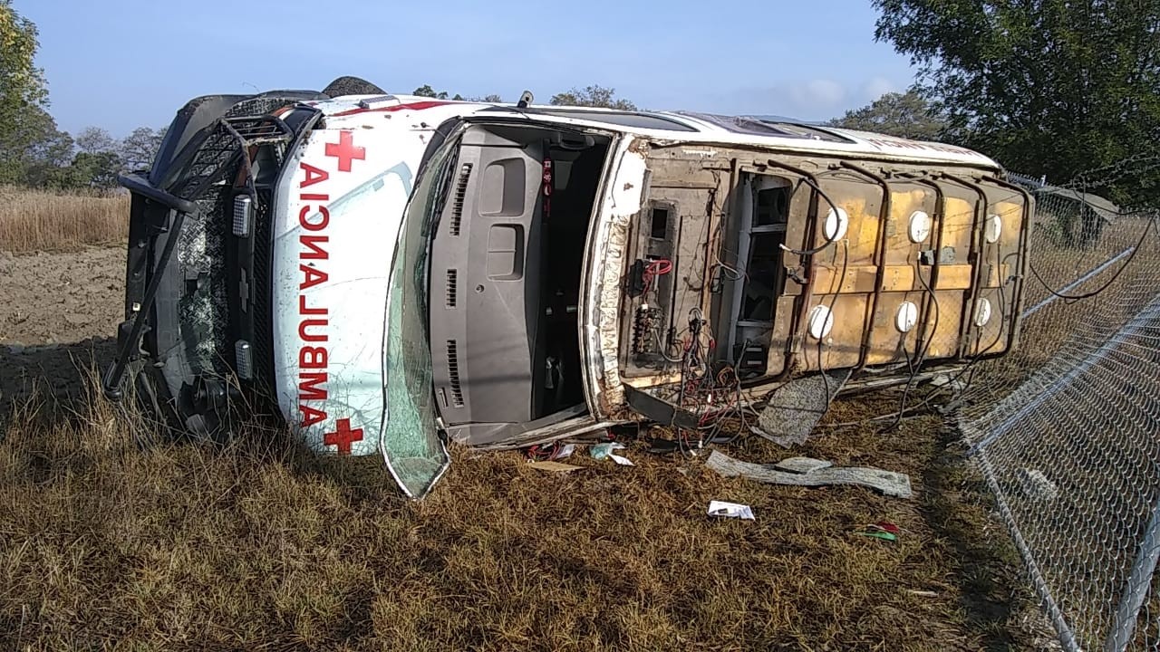 Paramédicos de la Cruz Roja sufren accidente en Villa del Carbón