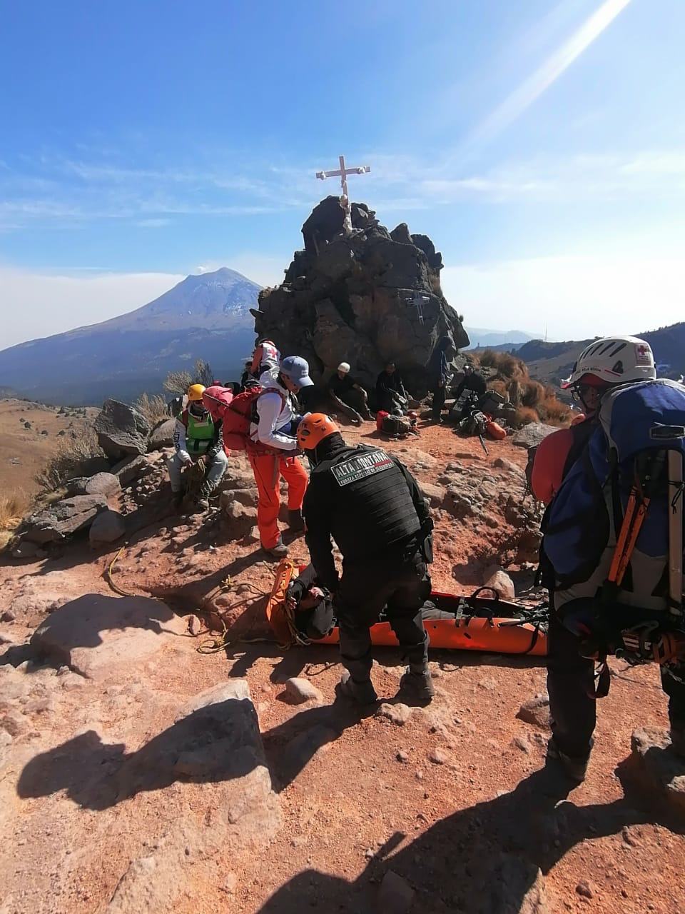 Rescatan a montañista herido en el Itzá-Popo