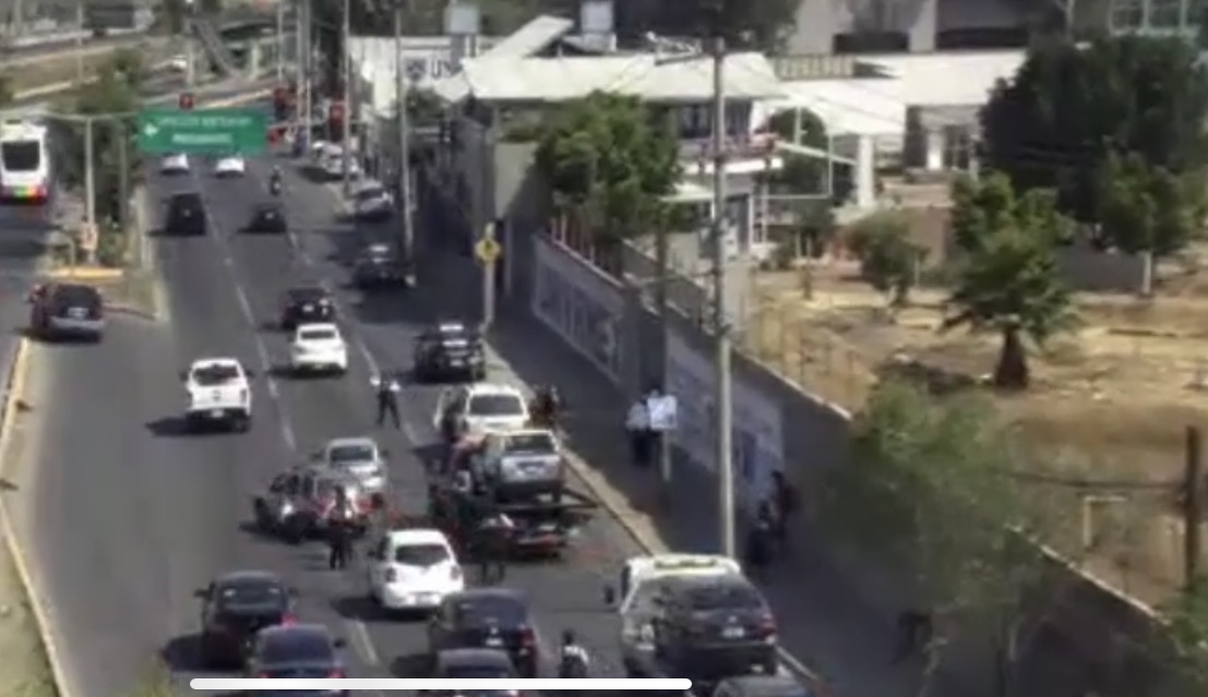 Automovilista atropella a dos elementos de tránsito en Ecatepec