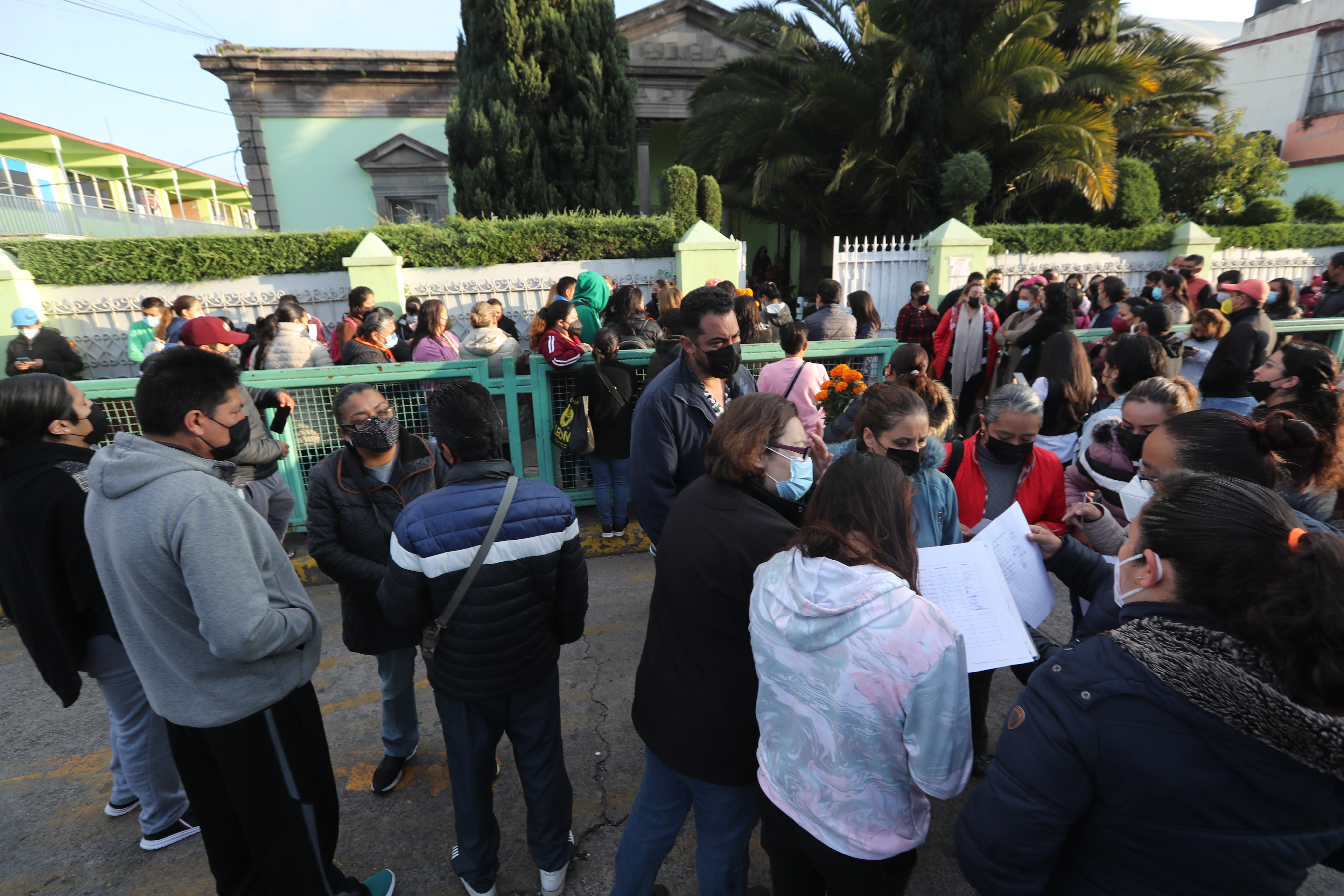 Padres de familia denuncian abusos en escuela primaria de Toluca