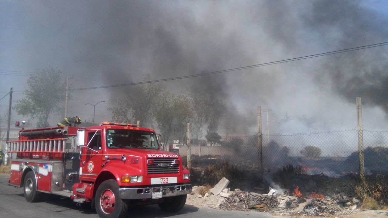 Bomberos de Toluca sofocan incendio en Santa Ana Tlapaltitlán