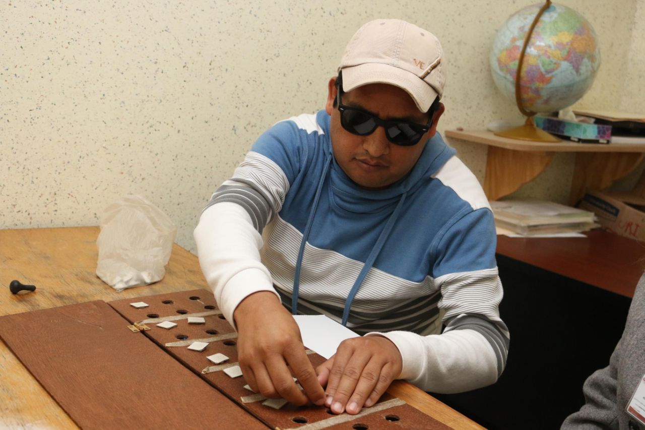 Clases de Braille devuelven esperanza a personas con discapacidad visual