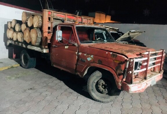 Localizan elementos de la secretaría de seguridad dos camionetas cargadas con madera al parecer producto de la tala clandestina