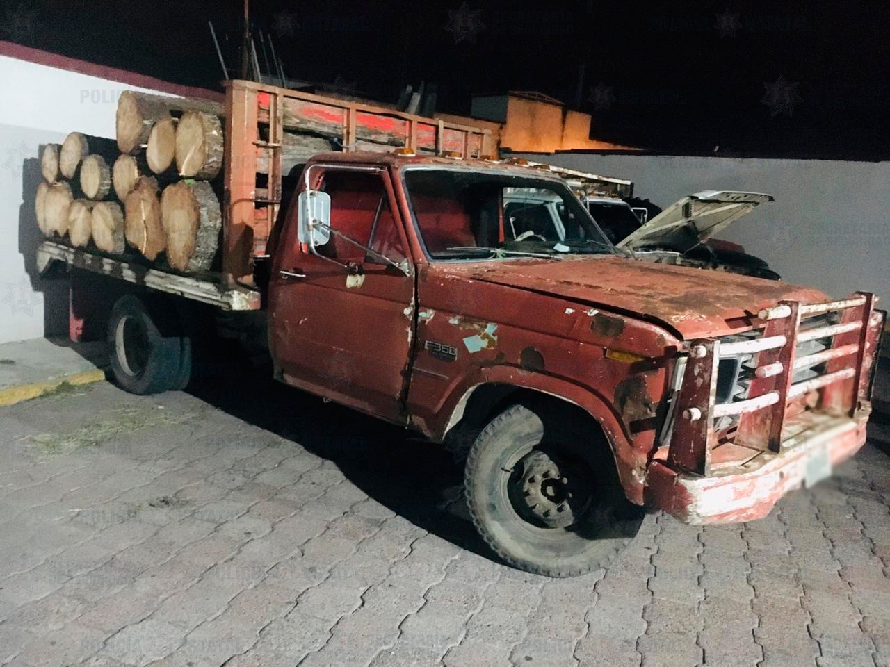 Localizan elementos de la secretaría de seguridad dos camionetas cargadas con madera al parecer producto de la tala clandestina