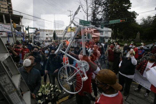 Sociedad civil organizada coloca bicicleta blanca en honor a ciclista atropellado.
