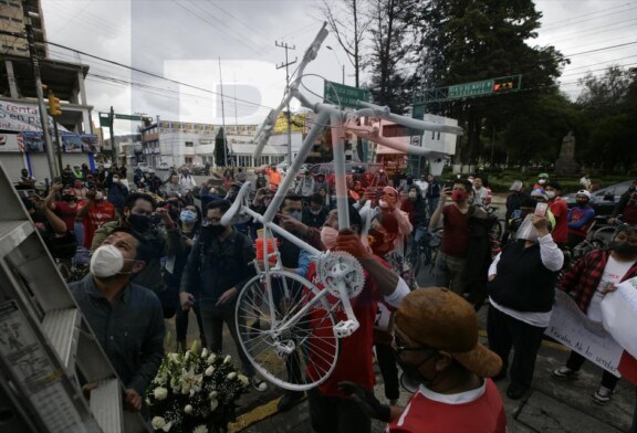 Sociedad civil organizada coloca bicicleta blanca en honor a ciclista atropellado.