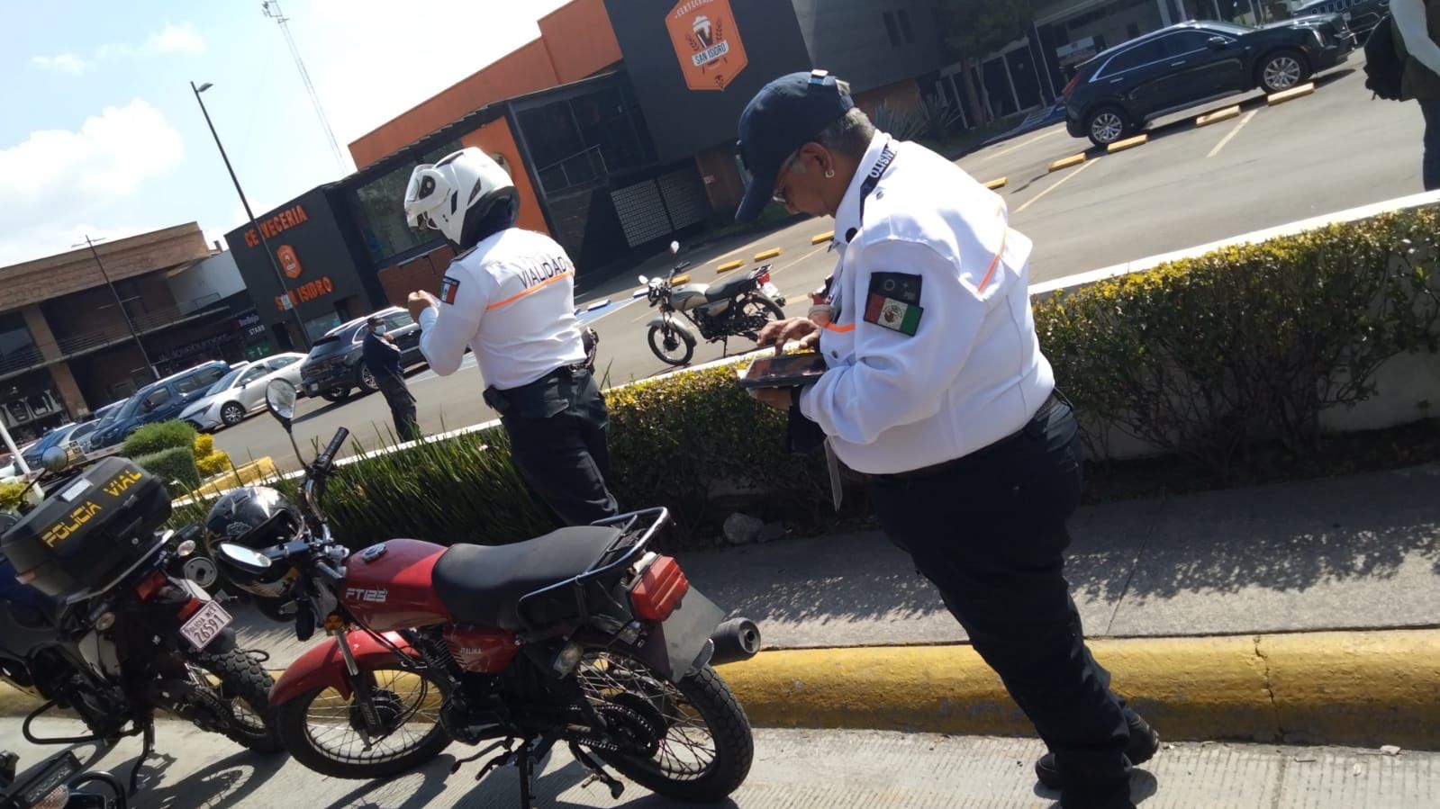 Van tras “motoratones” en Metepec.