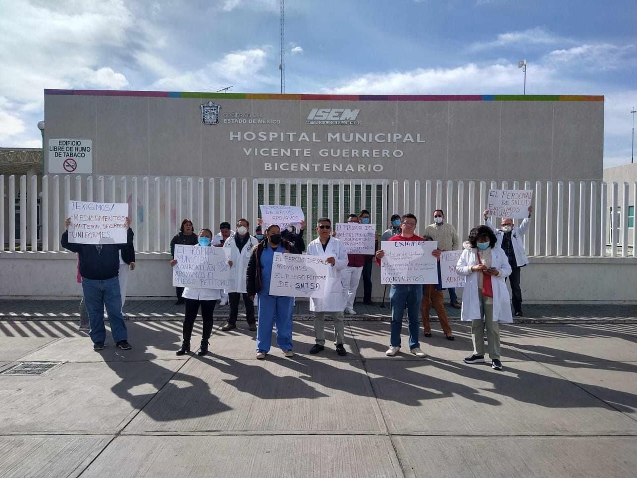 Por desabasto de medicinas, médicos se manifiestan en hospitales de Toluca.