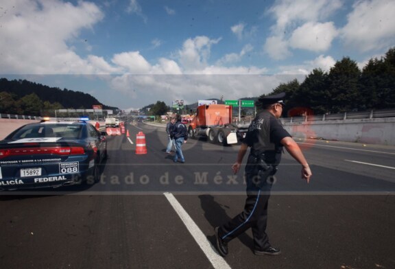 Gerardo Ruiz Esparza viola la ley al prohibir el libre tránsito de vehículos.