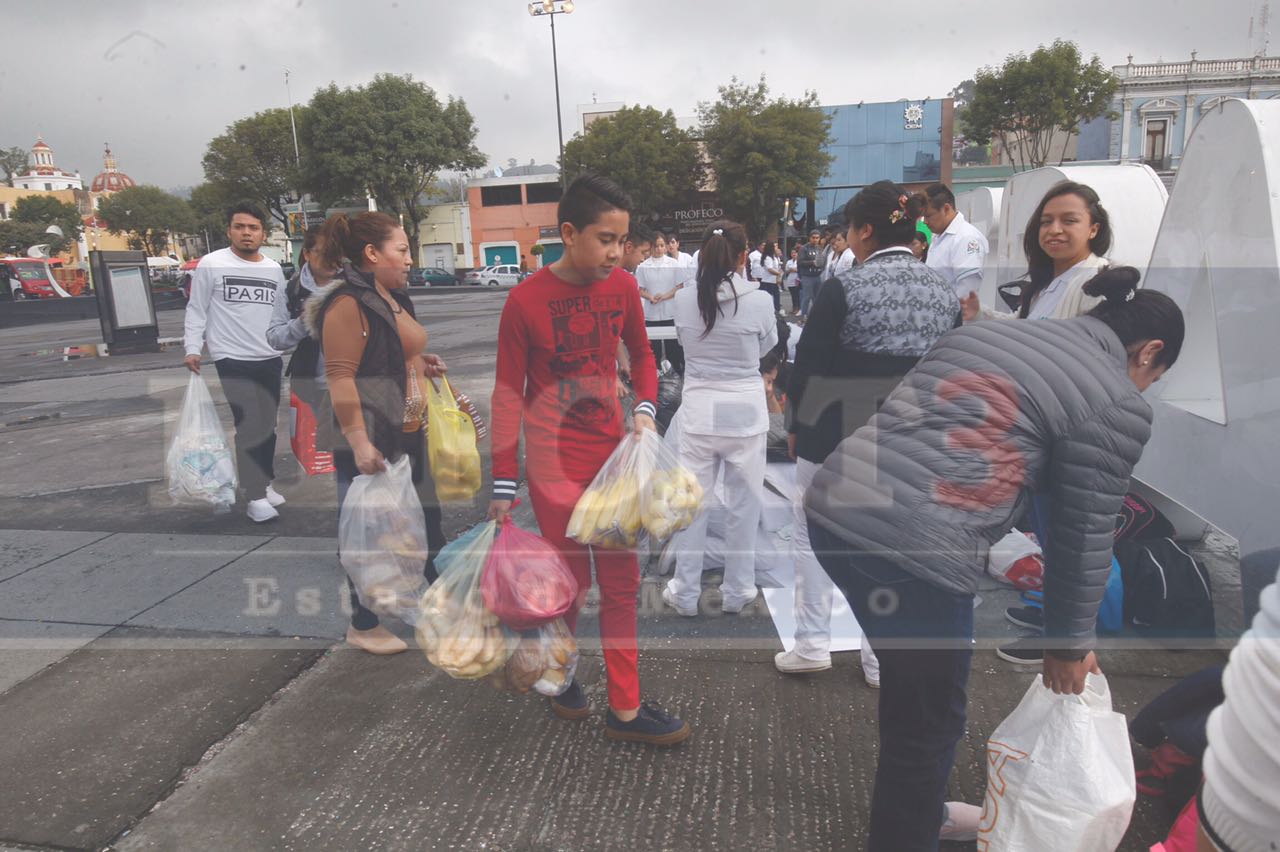 Cientos de Toluqueños se vuelcan a  ayudar por el sismo
