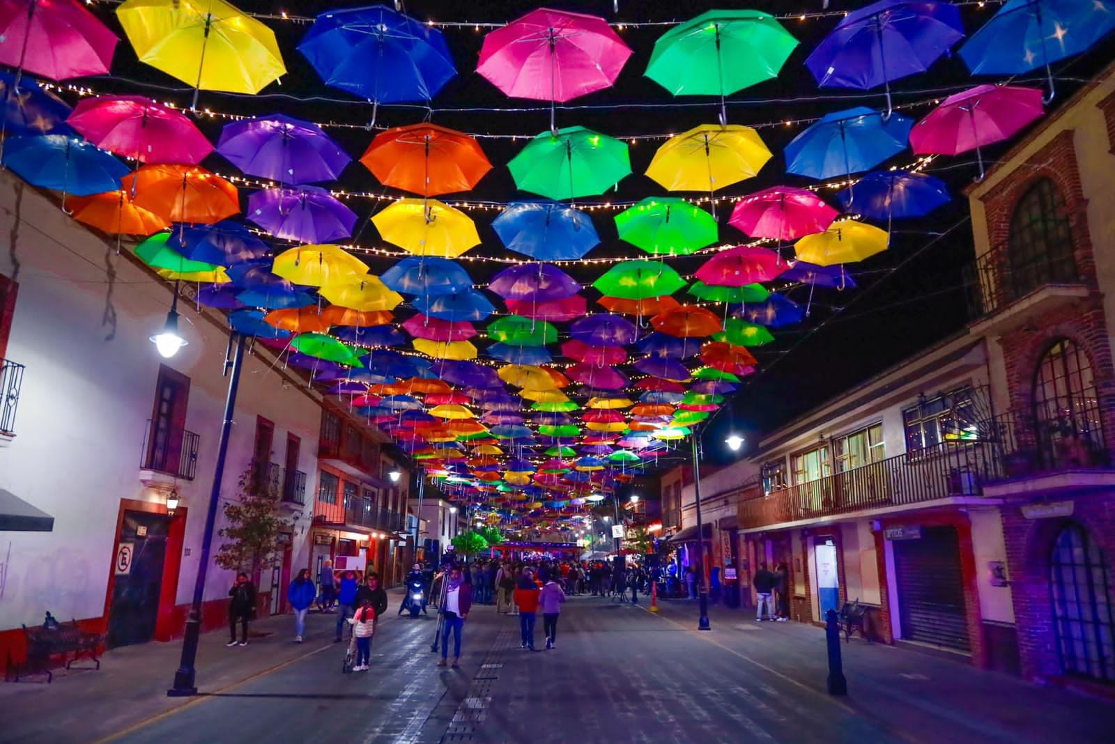 ¿No sabes qué hacer este fin de semana?. Metepec ya instaló las sombrillas flotantes en el primer cuadro